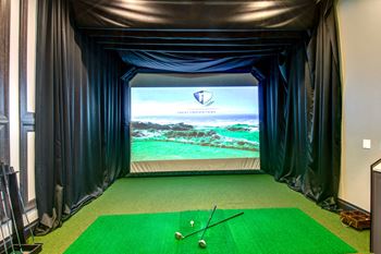 Indoor golf simulator with projection screen